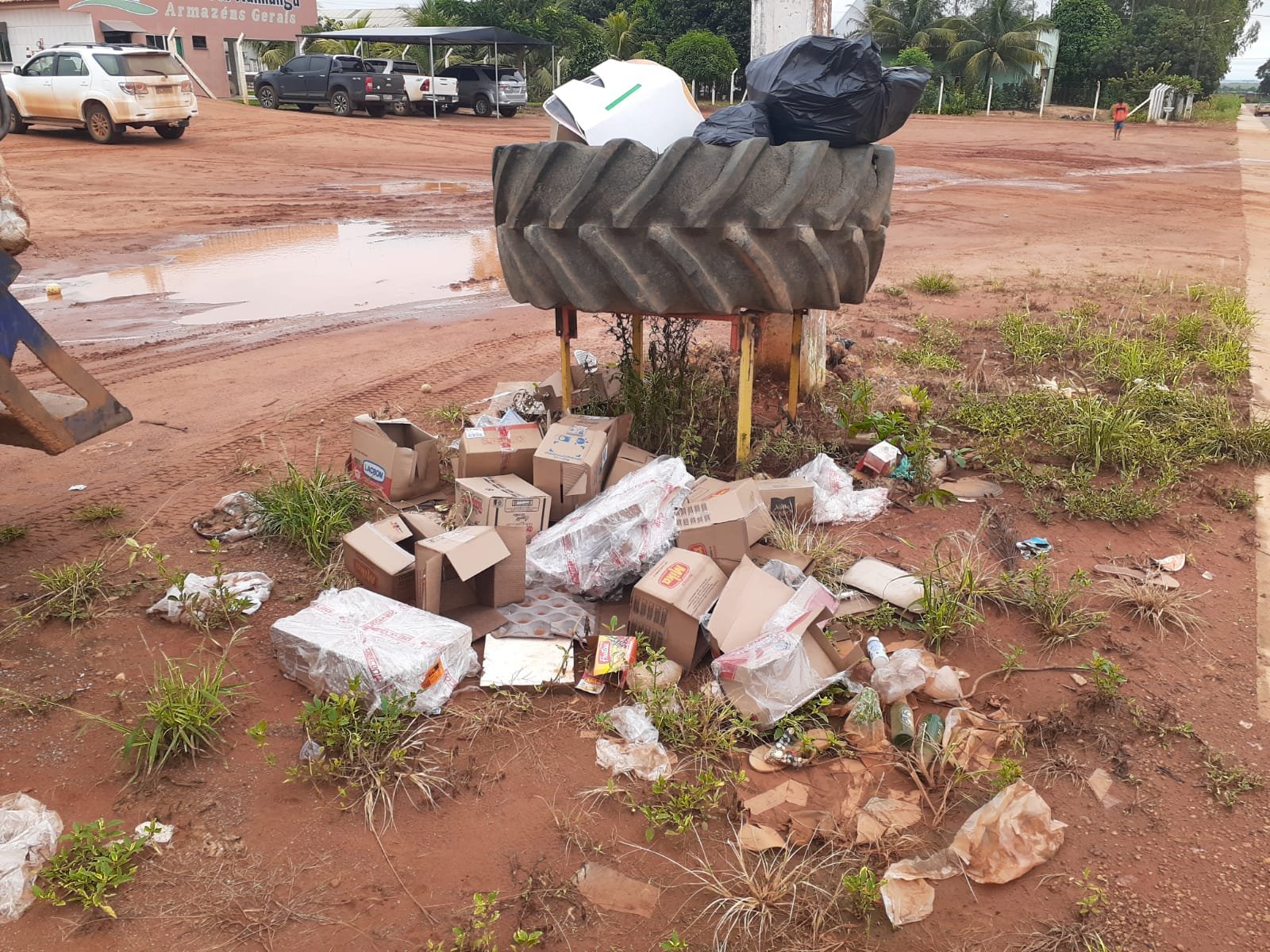 Moradores usam sacola nos pés para atravessar rua com lamaçal em MT, Mato  Grosso